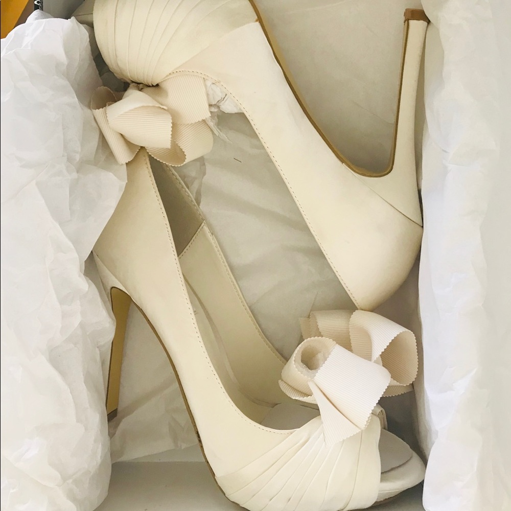 New in box RSVP ivory wedding shoes 7.5